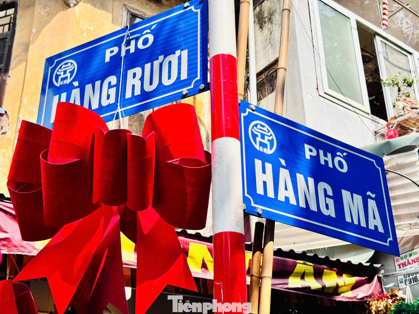 Còn hơn 1 tháng nữa mới đến lễ Giáng sinh nhưng phố Hàng Mã (Hà Nội) đã rực rỡ với đủ các loại hàng hóa trang trí rực rỡ, thu hút đông đảo khách tham quan mua sắm.