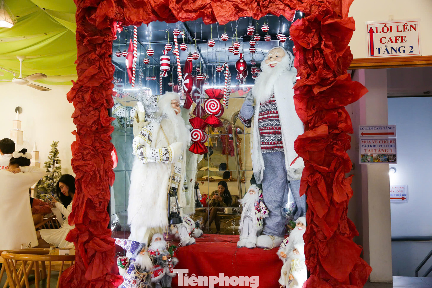 Không gian các quán được bài trí tinh tế từ những ngôi nhà đến bàn ghế gỗ, kết hợp cùng đèn vàng ấm áp tạo nên không khí dễ chịu, ấm áp và thân thiện, là điểm thu hút giới trẻ.