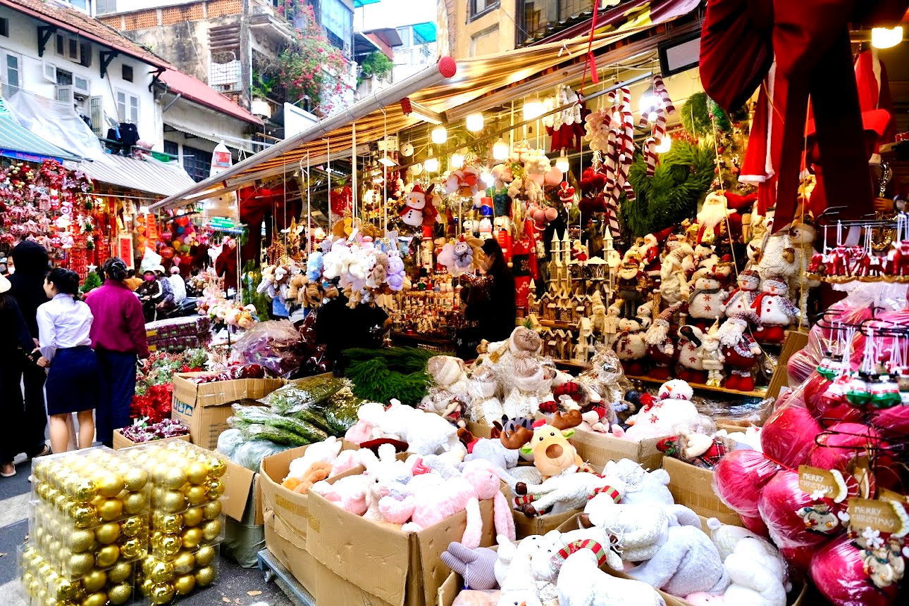 Phố Hàng Mã những ngày này cũng đã "mặc áo mới" rực rỡ sắc màu, đón tiểu thương cùng người dân và du khách tới dạo chơi, mua sắm cho lễ Giáng sinh.