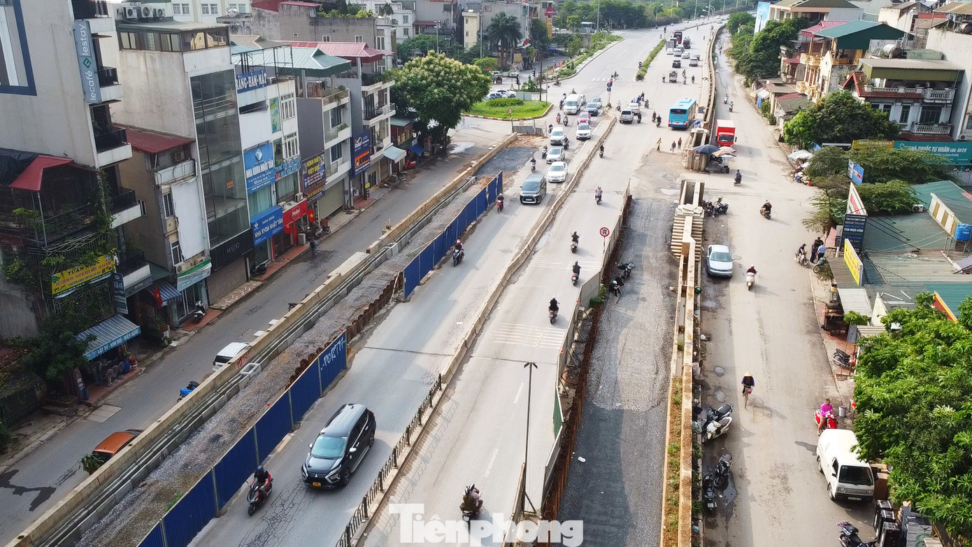 Hiện nay trên công trường dự án, nhà thầu thi công đang tiến hành lu lèn để chuẩn bị thảm nhựa. Tại khu vực đường phía trong đê một số đoạn đã được thảm nhựa phục vụ nhu cầu đi lại của người dân.