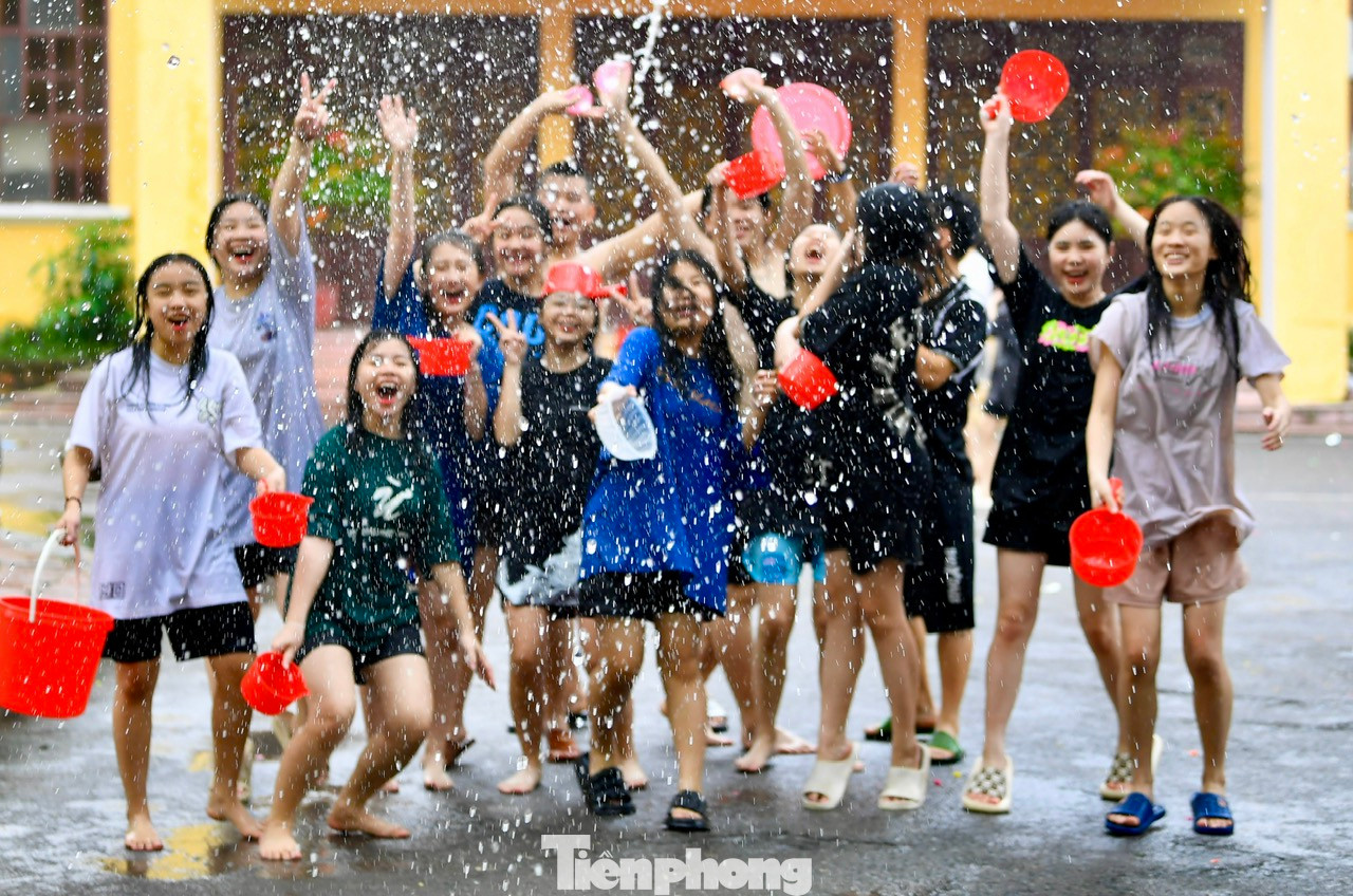 Người được té nước nhiều, quần áo càng ướt đẫm, càng sung sướng vì tin rằng mình sẽ gặp nhiều may mắn trong năm.