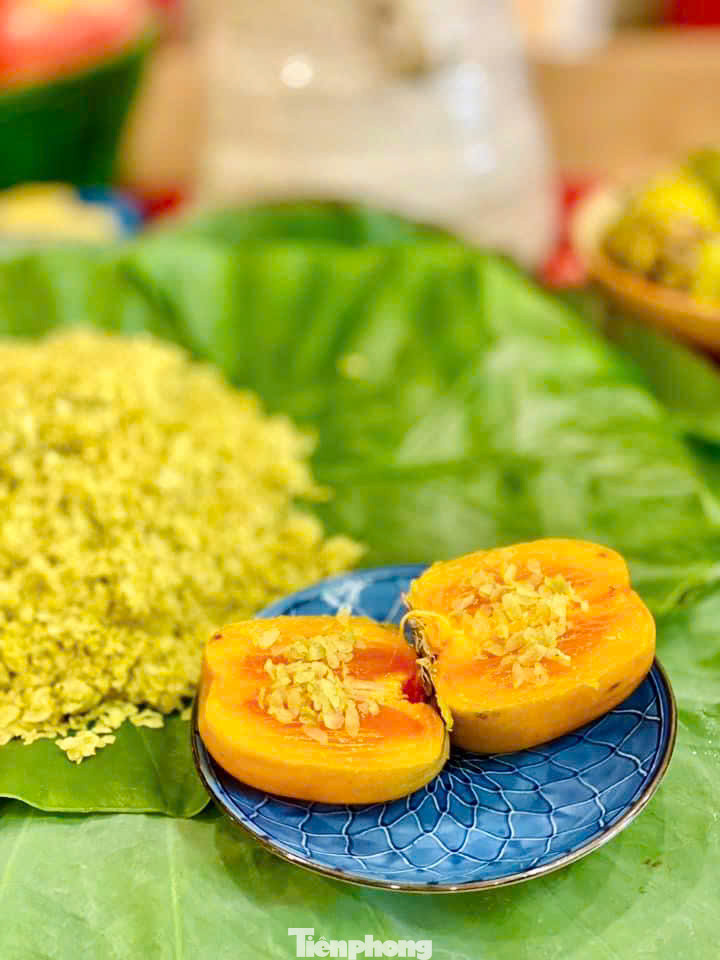 Mùa thu Hà Nội luôn là mùa được yêu thích nhất trong năm không chỉ bởi không khí mát mẻ, dễ chịu mà còn bởi nhiều đặc sản quen thuộc không thể bỏ lỡ. Sấu, hồng, xôi cốm luôn là thức quà được người dân yêu thích mỗi dịp thu về để nhâm nhi thưởng thức trọn vẹn mùa thu Hà Nội.