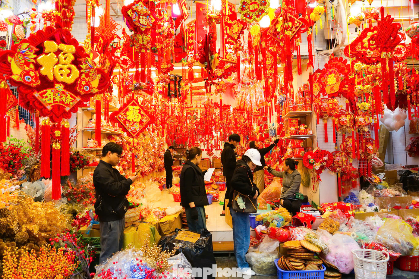 Theo khảo sát của PV Tiền Phong, giá của đồ trang trí Tết năm nay có phần tăng nhẹ so với năm trước, xuất hiện nhiều mẫu mới liên quan đến linh vật rắn như đèn lồng, tranh dán tường... Theo khảo sát của PV Tiền Phong, giá của đồ trang trí Tết năm nay có phần tăng nhẹ so với năm trước, xuất hiện nhiều mẫu mới liên quan đến linh vật rắn như đèn lồng, tranh dán tường...