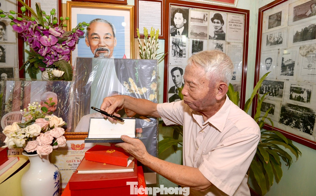 Câu chuyện sưu tập ảnh Bác Hồ của ông Trần văn Cao (89 tuổi), xã Đại Yên, (huyện Chương Mỹ, TP Hà Nội) bắt nguồn từ năm 1964, khi ông đang còn là thực tập sinh tại Khu Gang thép Thái Nguyên. Năm đó Bác về thăm Khu gang thép, được gặp Bác và nghe những lời giáo huấn của Bác với cán bộ, công nhân khu gang thép về tôi luyện tinh thần cách mạng...