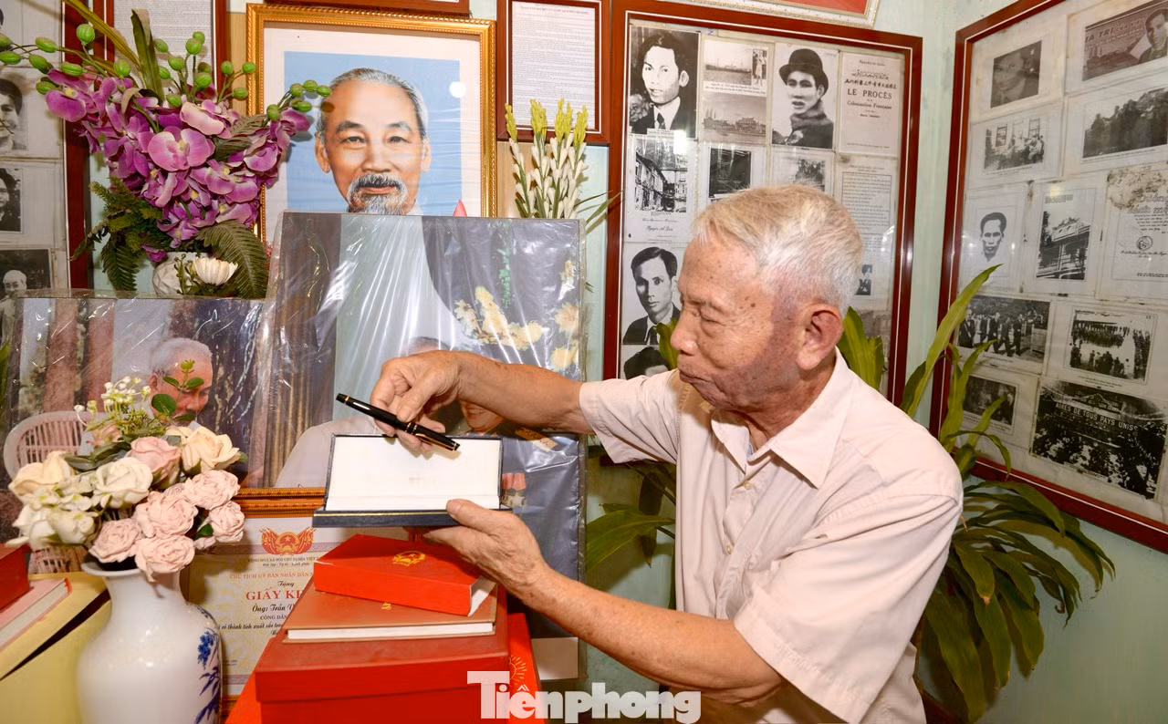 Câu chuyện sưu tập ảnh Bác Hồ của ông Trần văn Cao (89 tuổi), xã Đại Yên, (huyện Chương Mỹ, TP Hà Nội) bắt nguồn từ năm 1964, khi ông đang còn là thực tập sinh tại Khu Gang thép Thái Nguyên. Năm đó Bác về thăm Khu gang thép, được gặp Bác và nghe những lời giáo huấn của Bác với cán bộ, công nhân khu gang thép về tôi luyện tinh thần cách mạng...