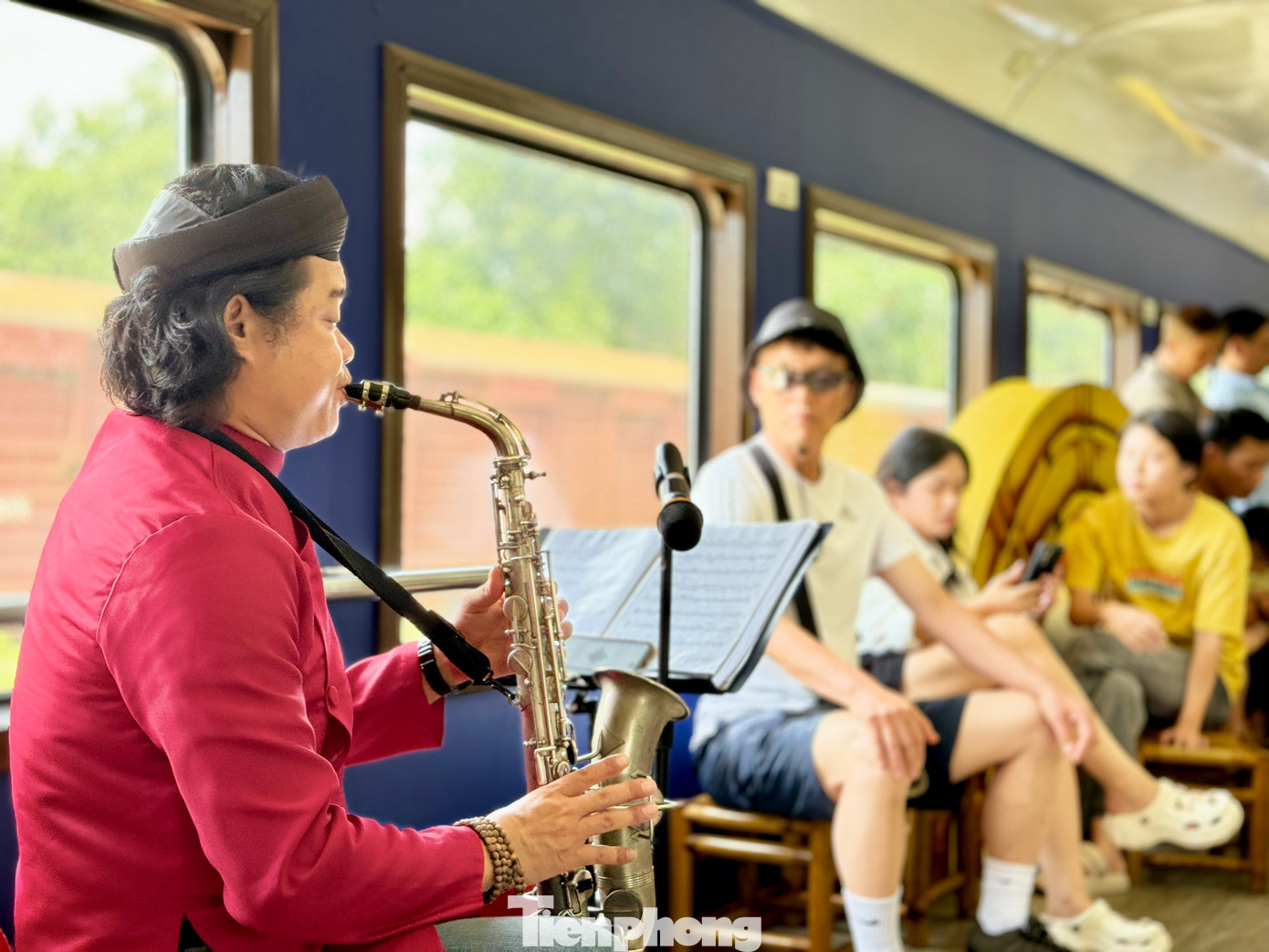 Các hoạt động văn hóa, nghệ thuật ca múa truyền thống được biểu diễn trong suốt hành trình.