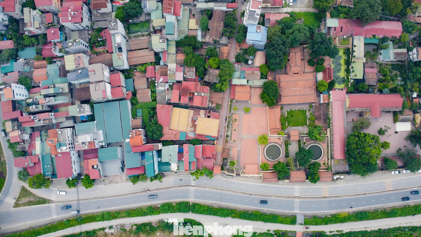 Làng Đông Ngạc được thành lập vào cuối đời nhà Trần, khoảng những năm 1346 đến năm 1370. Trước khi được đổi tên thành "Đông Ngạc" vào thời Hậu Lê, ngôi làng yên bình này ban đầu được gọi là Kẻ Vẽ. Vì vậy, dân gian thường lưu truyền câu nói "Đất Kẻ Giàn, quan Kẻ Vẽ