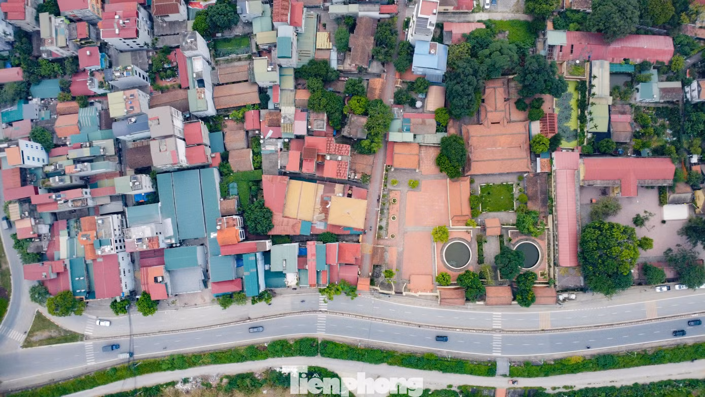 Làng Đông Ngạc được thành lập vào cuối đời nhà Trần, khoảng những năm 1346 đến năm 1370. Trước khi được đổi tên thành "Đông Ngạc" vào thời Hậu Lê, ngôi làng yên bình này ban đầu được gọi là Kẻ Vẽ. Vì vậy, dân gian thường lưu truyền câu nói "Đất Kẻ Giàn, quan Kẻ Vẽ