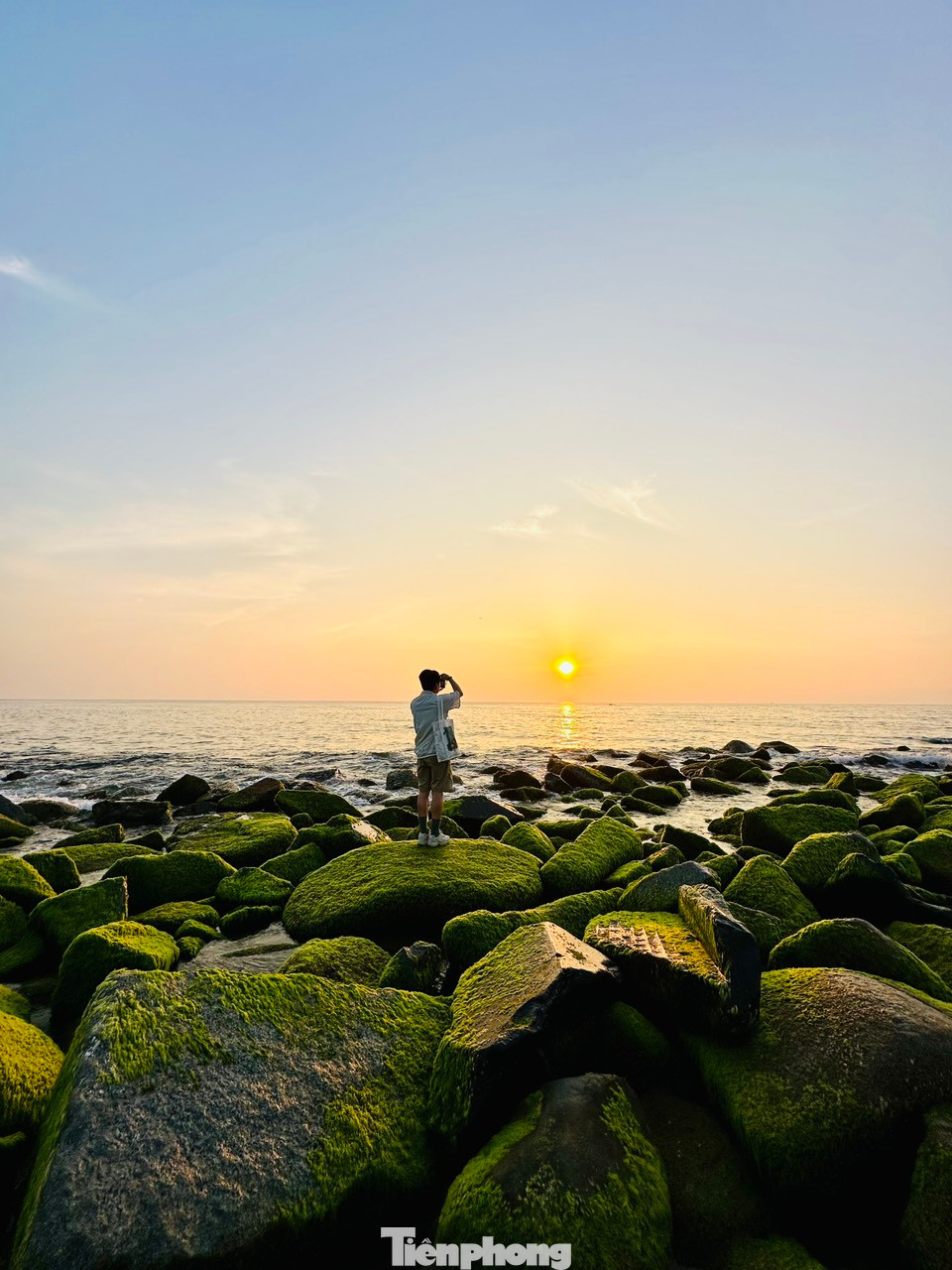 Bình mình là thời điểm ngắm biển và rêu đẹp nhất.