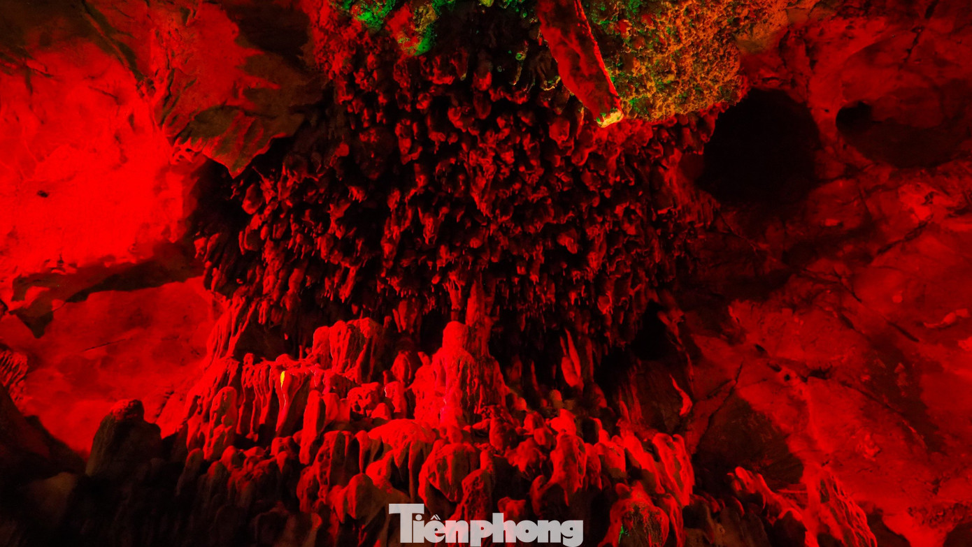 Nhiều tảng đá có hình thù như những linh vật: con rồng biểu tượng cho "con lạc cháu rồng", "trứng rồng lại nở ra rồng"; con rùa, con cóc, con voi,…