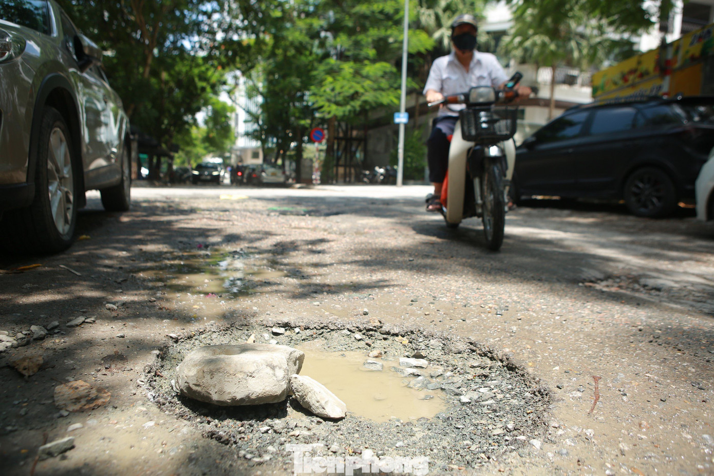 Vào những ngày mưa, nước ứ đọng thành vũng lớn khiến đoạn đường trở nên nhếch nhác và mất an toàn. Vào những ngày mưa, nước ứ đọng thành vũng lớn khiến đoạn đường trở nên nhếch nhác và mất an toàn.