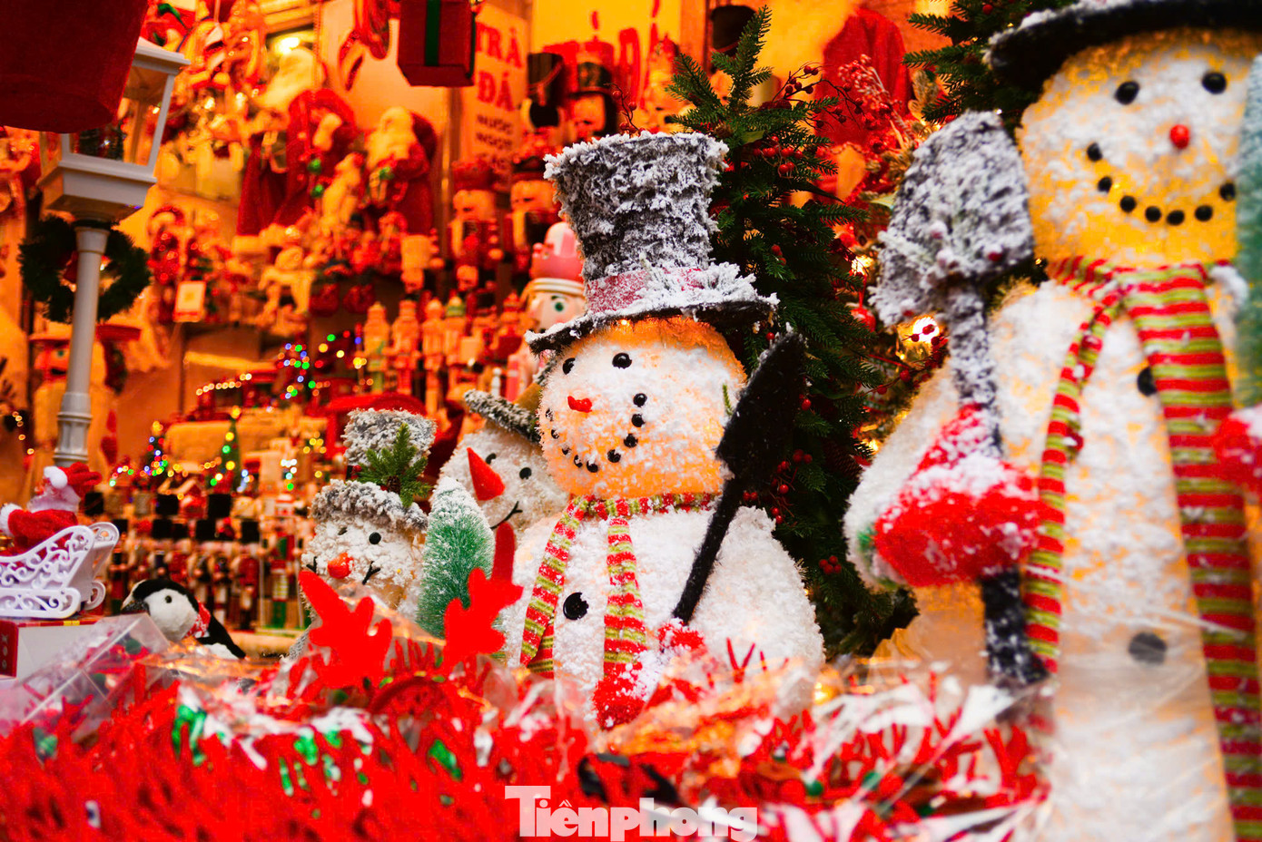 Người tuyết, tuần lộc, ông già Noel… đang được nhiều cửa hàng trên phố Hàng Mã (quận Hoàn Kiếm, thành phố Hà Nội) tất bật sản xuất, phục vụ nhu cầu mua sắm của người dân. Người tuyết, tuần lộc, ông già Noel… đang được nhiều cửa hàng trên phố Hàng Mã (quận Hoàn Kiếm, thành phố Hà Nội) tất bật sản xuất, phục vụ nhu cầu mua sắm của người dân.