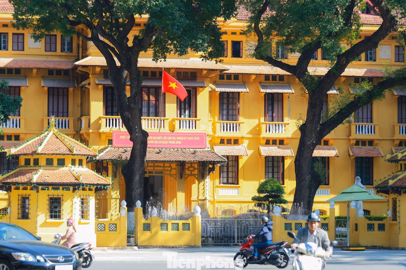 Thu về chính là dịp để Hà Nội thay áo mới, được bao phủ bởi màu vàng mộng mơ của tia nắng và lá cây kết hợp với mùi hương hoa sữa thoáng qua đã khiến lòng người xao xuyến, khó quên.
