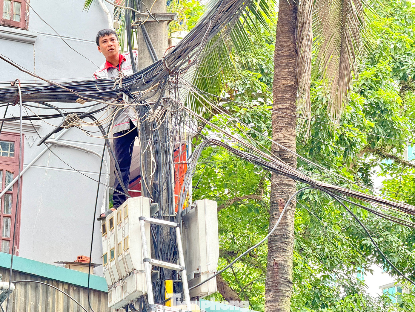 Ông Công Sơn nhà ở phố Hoa Bằng chia sẻ: "Khi biết tin dự án mở rộng ngõ 381 Nguyễn Khang sẽ được khởi động người dân chúng tôi rất vui mừng, ngõ phố sắp tới có diện mạo khang trang, sạch đẹp và quan trọng nhất là hạn chế tình trạng ùn tắc"