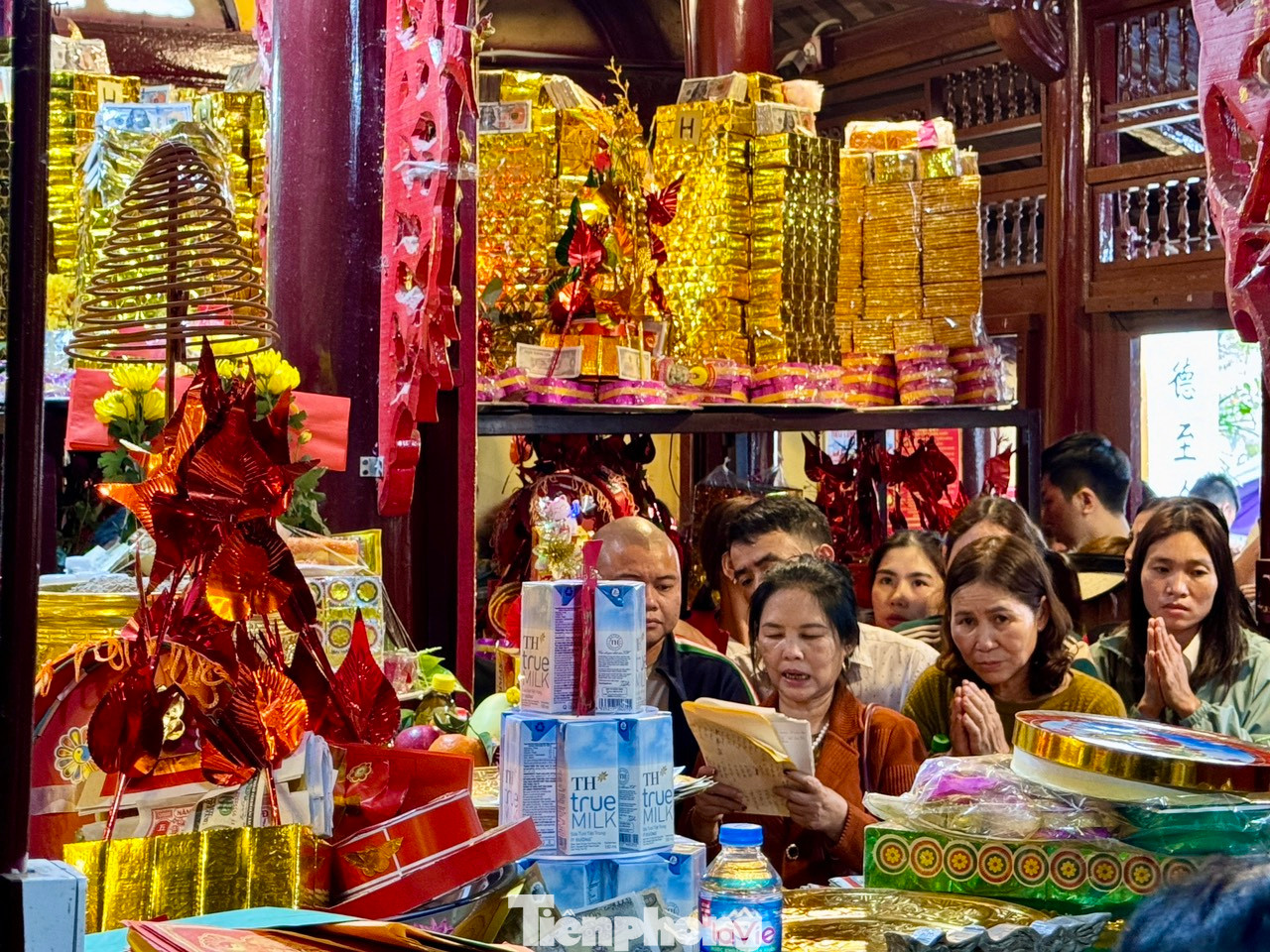 Bên trong chính điện chật kín từ sáng đến chiều tối, nhiều người không kịp lách vào bên trong phải vái vọng từ ngoài sân.