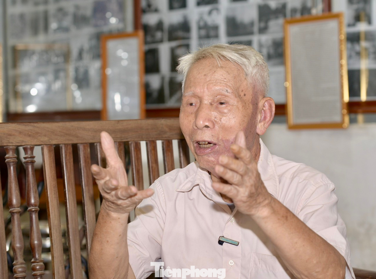 "Có được nguồn tư liệu ảnh đồ sộ và quý hiếm đó, tôi đi đến một số bảo tàng để học hỏi cách bố trí, trưng bày ảnh hợp lý. Đặc biệt, tôi sắp xếp ảnh theo trình tự thời gian, sự kiện để khách tham quan dễ hiểu, dễ nắm bắt thông tin về Bác". Ông Trần Văn Cao chia sẻ.