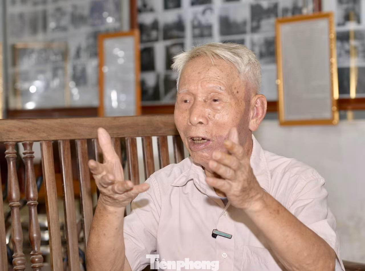"Có được nguồn tư liệu ảnh đồ sộ và quý hiếm đó, tôi đi đến một số bảo tàng để học hỏi cách bố trí, trưng bày ảnh hợp lý. Đặc biệt, tôi sắp xếp ảnh theo trình tự thời gian, sự kiện để khách tham quan dễ hiểu, dễ nắm bắt thông tin về Bác". Ông Trần Văn Cao chia sẻ.