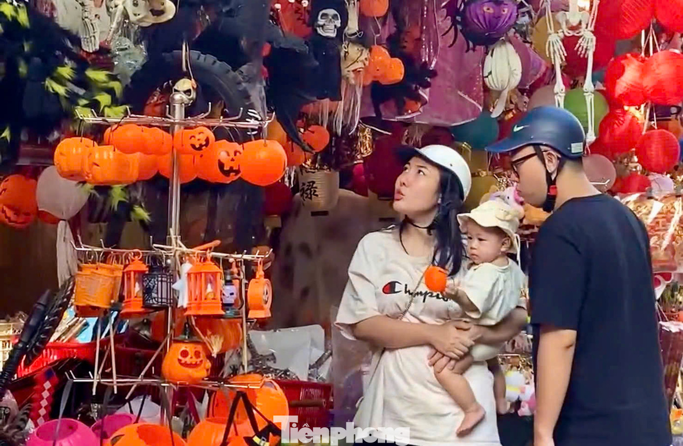 Đồ hóa trang phù thủy, hình nộm, nón phù thuỷ, lưỡi hái hay giỏ đựng kẹo bí ngô đang là những món hàng được khách hàng săn đón tại Hàng Mã (Hoàn Kiếm, Hà Nội) trong mùa Halloween này. Đồ hóa trang phù thủy, hình nộm, nón phù thuỷ, lưỡi hái hay giỏ đựng kẹo bí ngô đang là những món hàng được khách hàng săn đón tại Hàng Mã (Hoàn Kiếm, Hà Nội) trong mùa Halloween này.