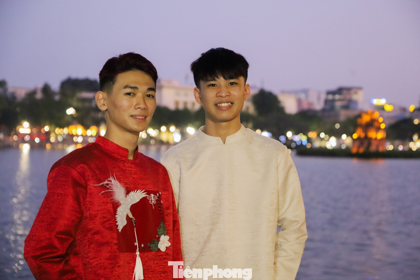 Từng đoàn nam thanh, nữ tú trang điểm làm tóc, lựa chọn trang phục áo dài bắt mắt để lưu lại khoảnh khắc ấn tượng.