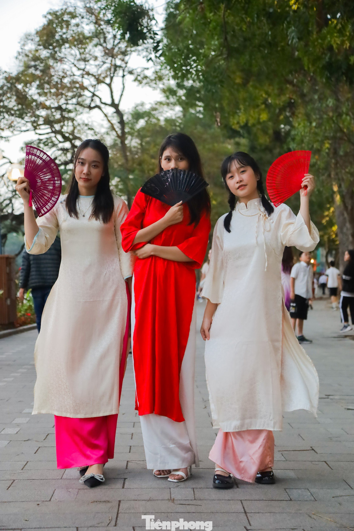 Hồ Gươm cũng là địa điểm nhiều bạn trẻ lựa chọn chụp hình áo dài đón Tết.