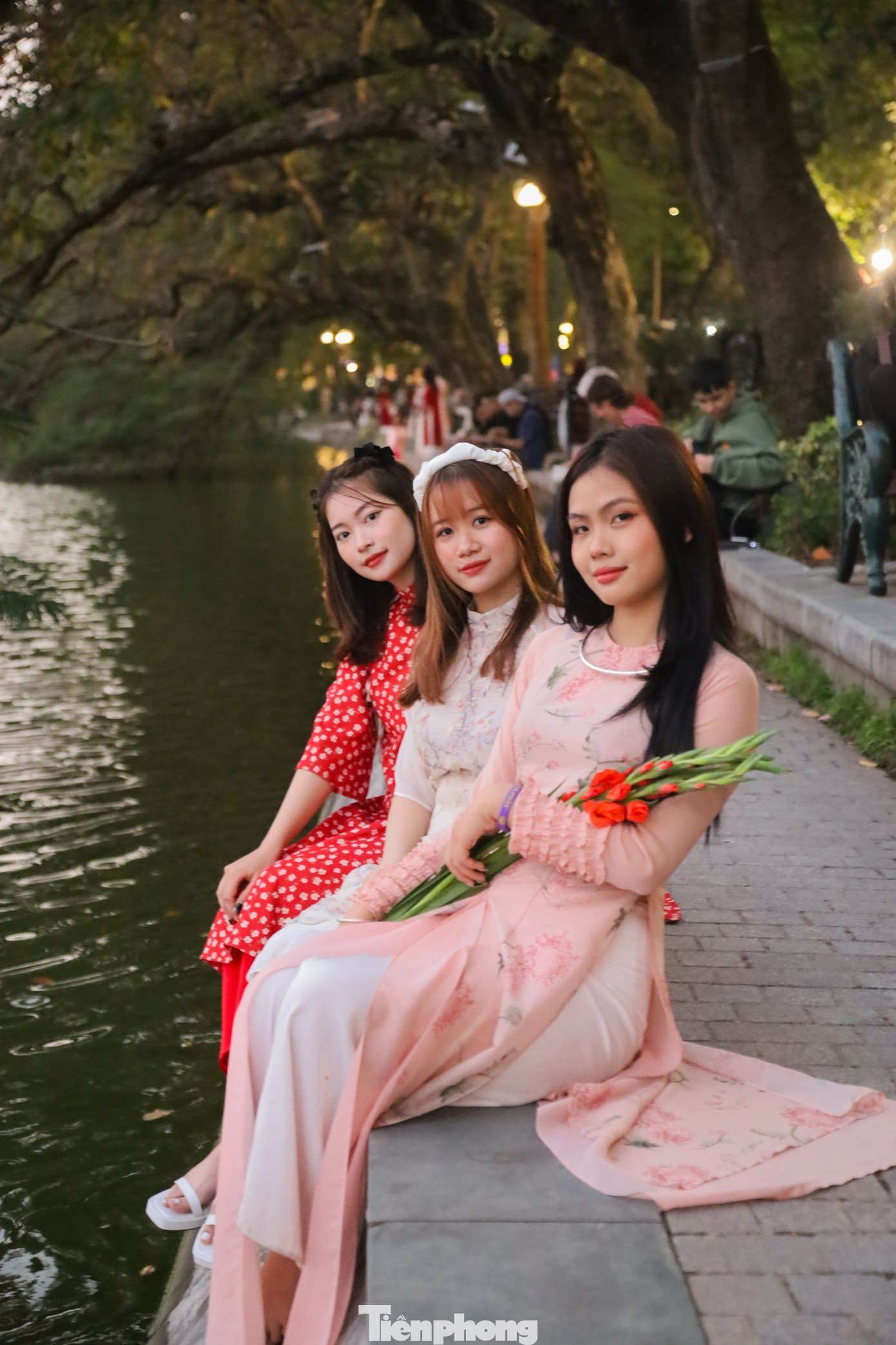 Hồ Gươm cũng là địa điểm nhiều bạn trẻ lựa chọn chụp hình áo dài đón Tết.