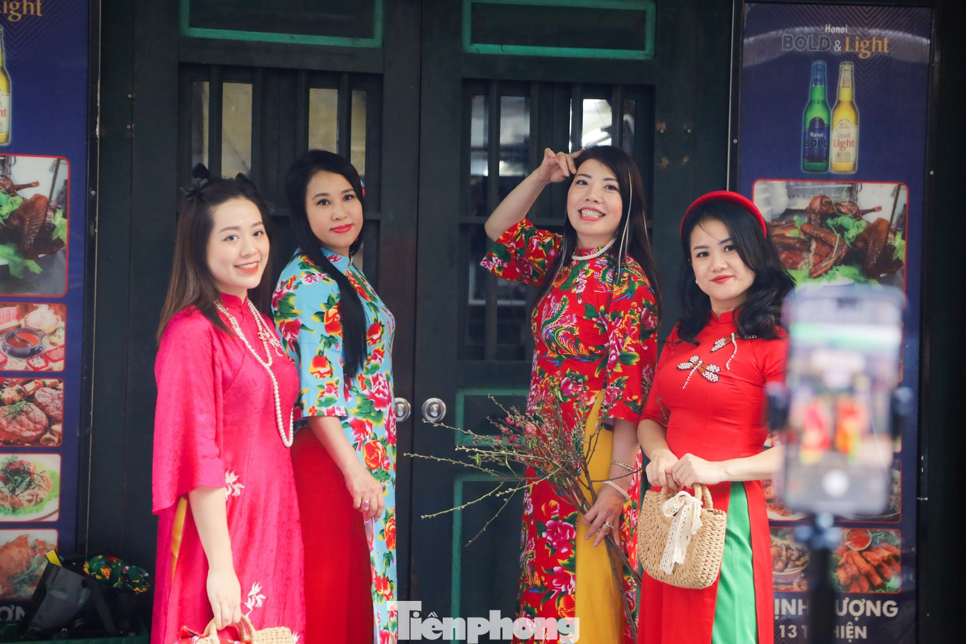 Phố Tạ Hiện không chỉ nổi tiếng là con phố sầm uất về đêm, nơi đây cũng là địa điểm lý tưởng để chụp những bộ ảnh áo dài, trang phục kiểu xưa cũ, hoài cổ.