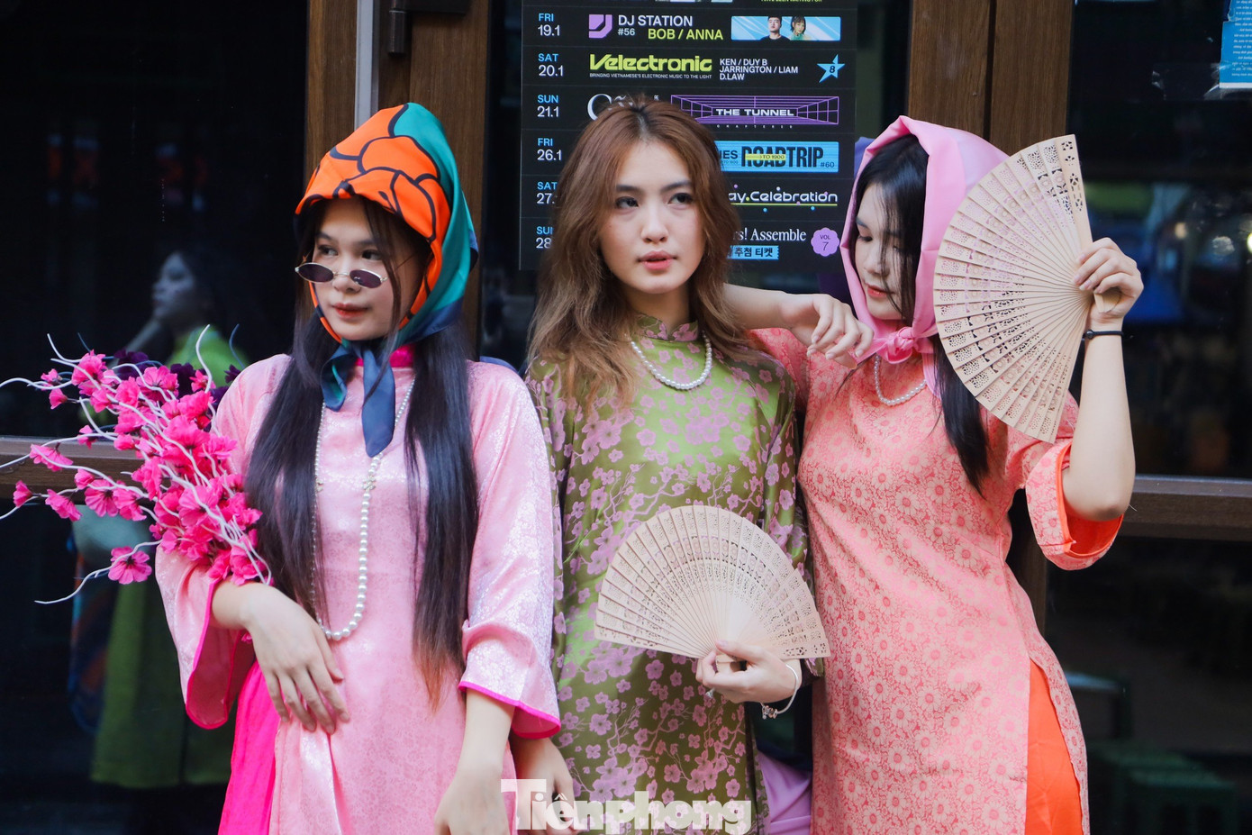 Những ngày cận Tết, tại các địa điểm nổi tiếng của Thủ đô như Hồ Gươm, phố Tạ Hiện... không khó để bắt gặp hình ảnh các &quot;nàng thơ&quot; rộn ràng xuống phố bắt trend chụp ảnh áo dài đón Tết.