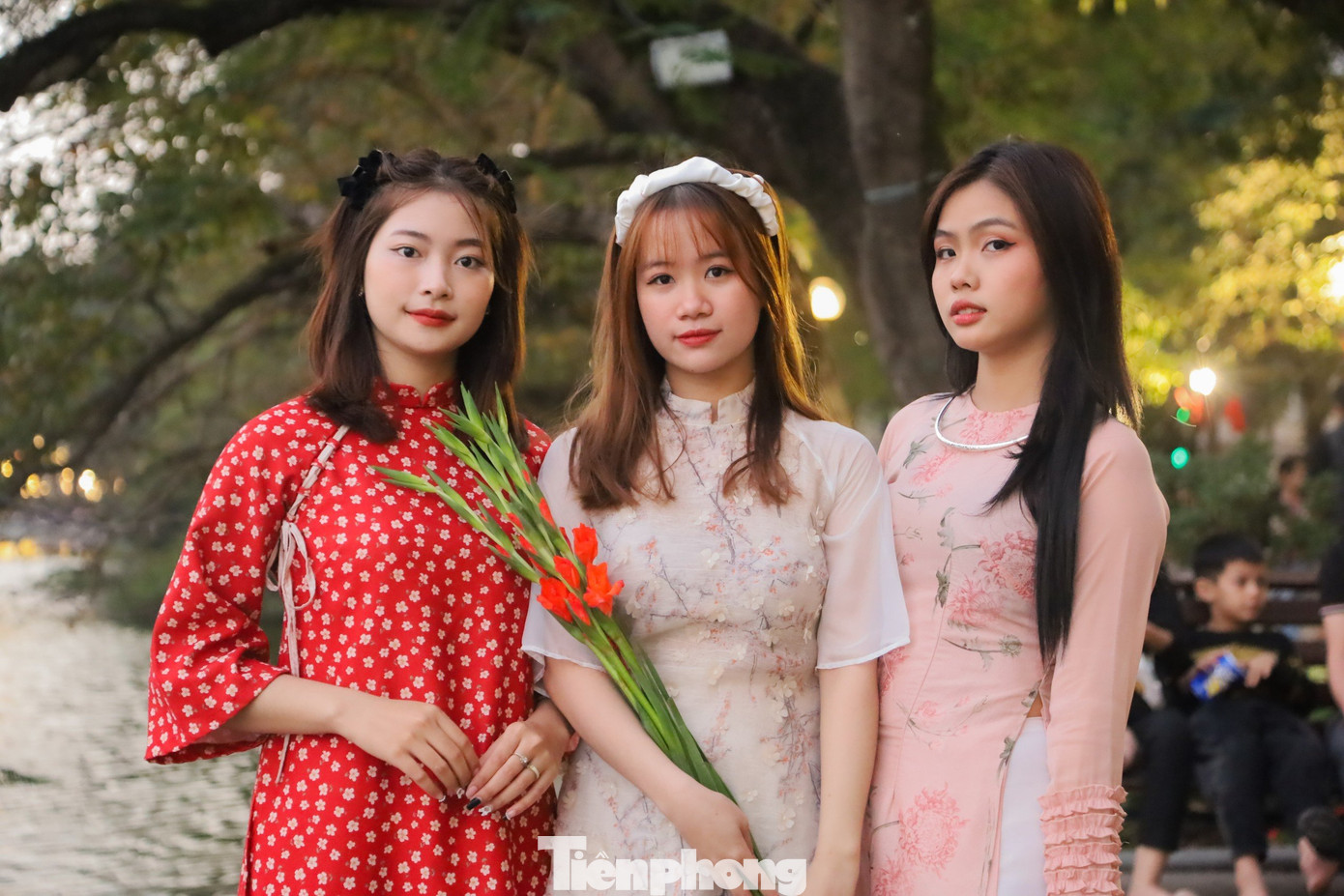 Từng đoàn nam thanh, nữ tú trang điểm làm tóc, lựa chọn trang phục áo dài bắt mắt để lưu lại khoảnh khắc ấn tượng.