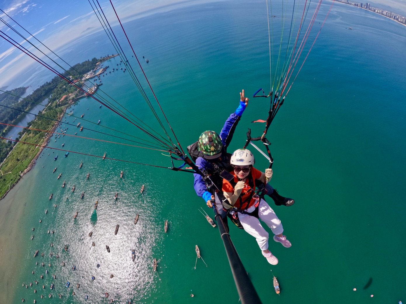 "Để có thể tham gia các chuyến bay này du khách cần phải có kế hoạch đặt lịch bay sớm trước vài ngày thậm chí vài tuần để ban tổ chức có thể tính toán được thời gian bay an toàn, vì bay phụ thuộc rất nhiều vào các yếu tố ngoại cảnh như thời tiết, tốc độ gió...", anh Lâm huấn luyện viên có thâm niên bay chia sẻ.