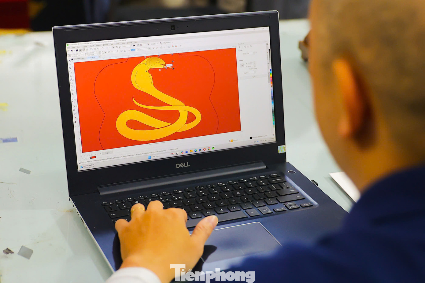 Năm nay, các sản phẩm tranh rắn được khách hàng đặt mua nhiều hơn do có giá hợp lý, mỗi bức tranh rắn dát vàng có giá từ vài triệu đồng đến vài chục triệu đồng, tùy theo kích thước và yêu cầu của khách.