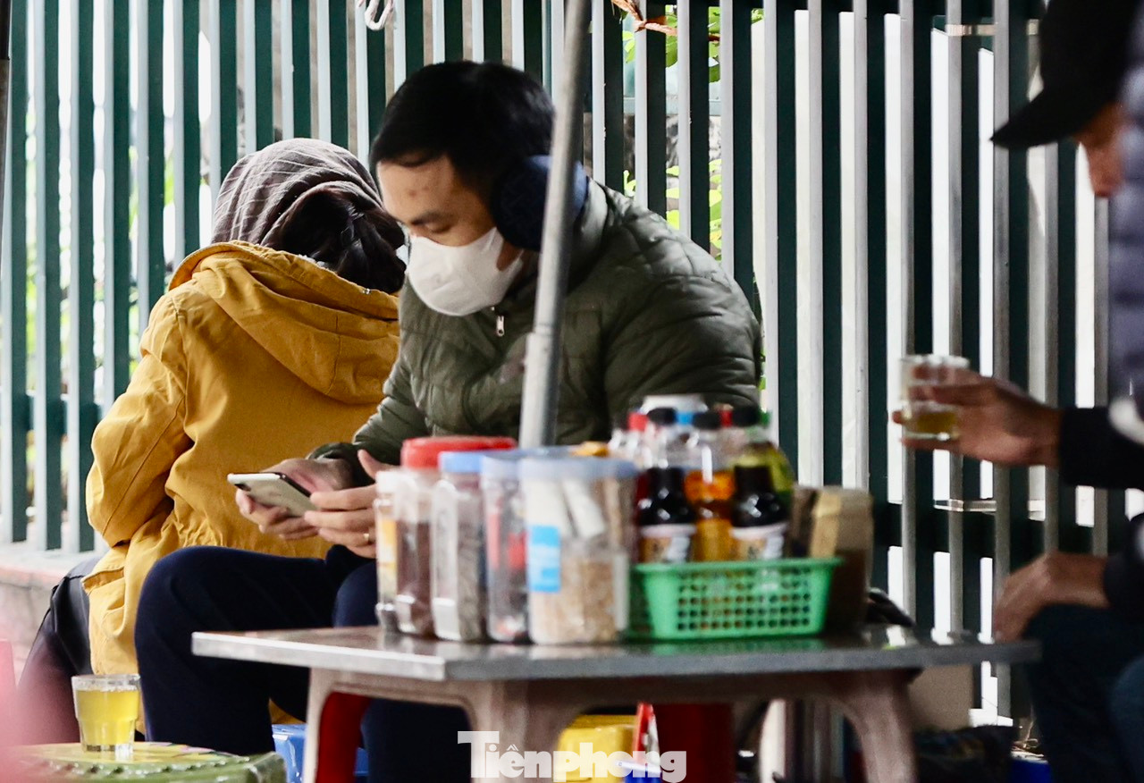 Cốc trà nóng giúp giữ ấm cơ thể. Dự báo, miền Bắc tiếp tục rét đậm, rét hại trong nhiều ngày tới do chịu tác động của các đợt không khí lạnh tăng cường.