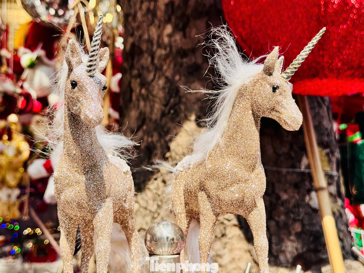 Các mẫu trang trí như chú lính chì đỏ, đĩa gỗ khắc hình tuần lộc, người tuyết, ông già Noel giá từ 30.000 đồng đến hơn 100.000 đồng tùy kích thước. Gấu Bắc cực, tuần lộc, người tuyết với kích thước lớn có giá từ 500.000 đồng tới hơn 1.000.000 đồng.