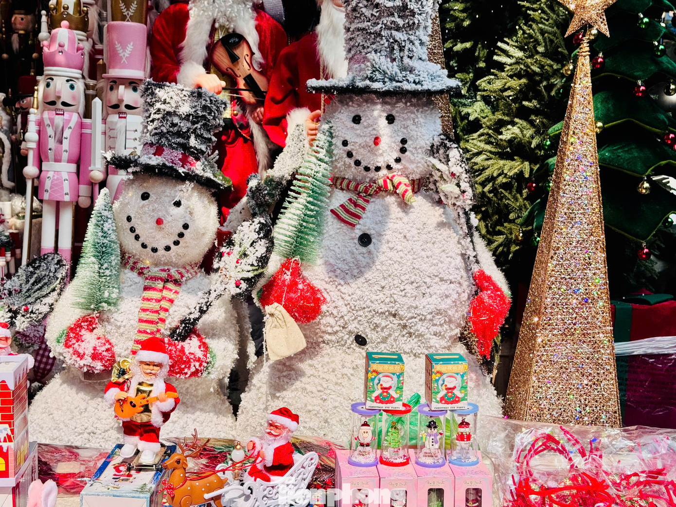 Mọi góc đường đều trở nên nổi bật nhờ những món đồ trang trí bắt mắt, rực rỡ sắc màu Giáng sinh. Dọc theo phố Hàng Mã, từ những cửa hàng nhỏ đến các gian hàng lớn đều được trang hoàng lộng lẫy với đèn lồng, chuỗi đèn led, hình ảnh ông già Noel, cây thông Noel, và rất nhiều phụ kiện trang trí đầy màu sắc...