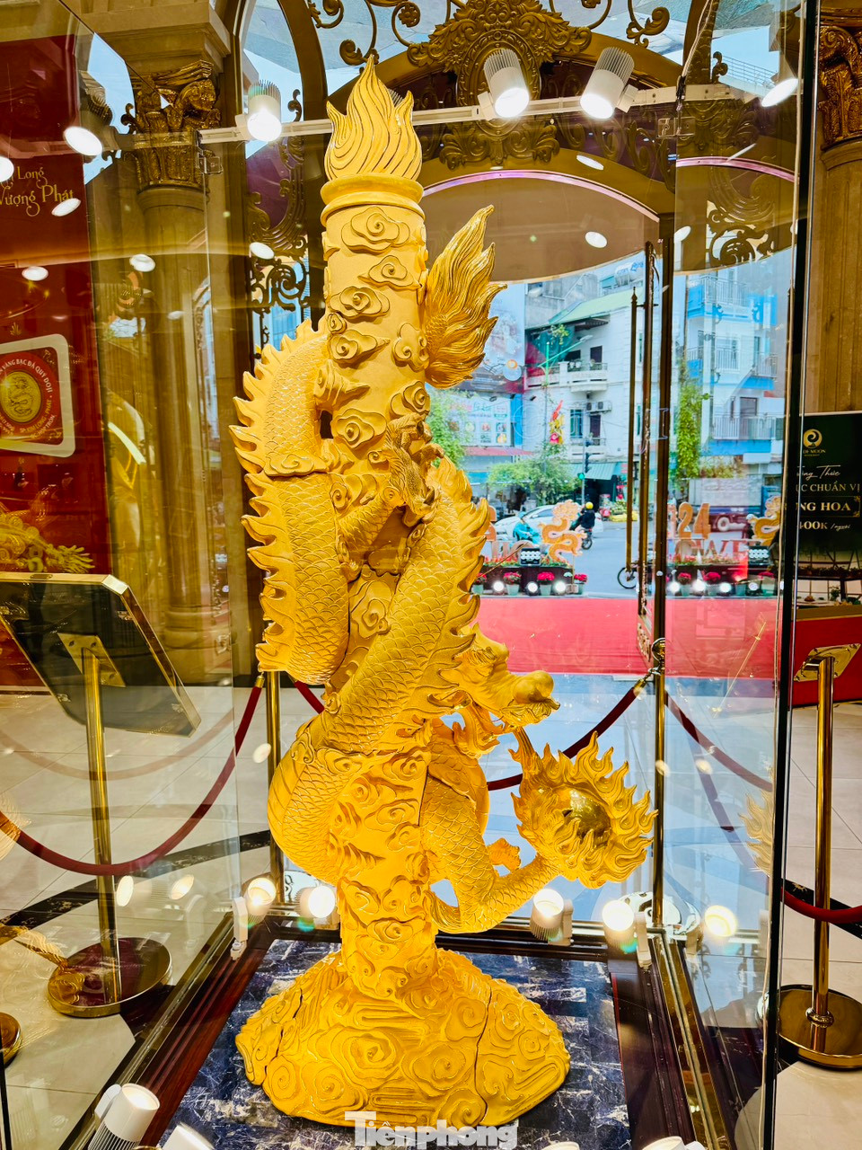 Đại diện đơn vị vàng DOJI cho biết, năm nay ra mắt sản phẩm bức tượng &quot;Đại Long nhả ngọc&quot; phủ vàng cao 3,1 m đang là tâm điểm thu hút nhiều người dân Thủ đô đến chiêm ngưỡng dịp này.