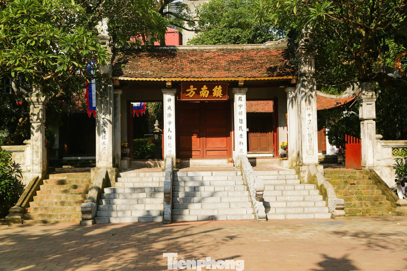 Đền Kim Liên trước thuộc địa phận phường Kim Hoa, sau thuộc phường Đông Tác, huyện Thọ Xương, phủ Hoài Đức, nay là phường Phương Liên, quận Đống Đa, Hà Nội.