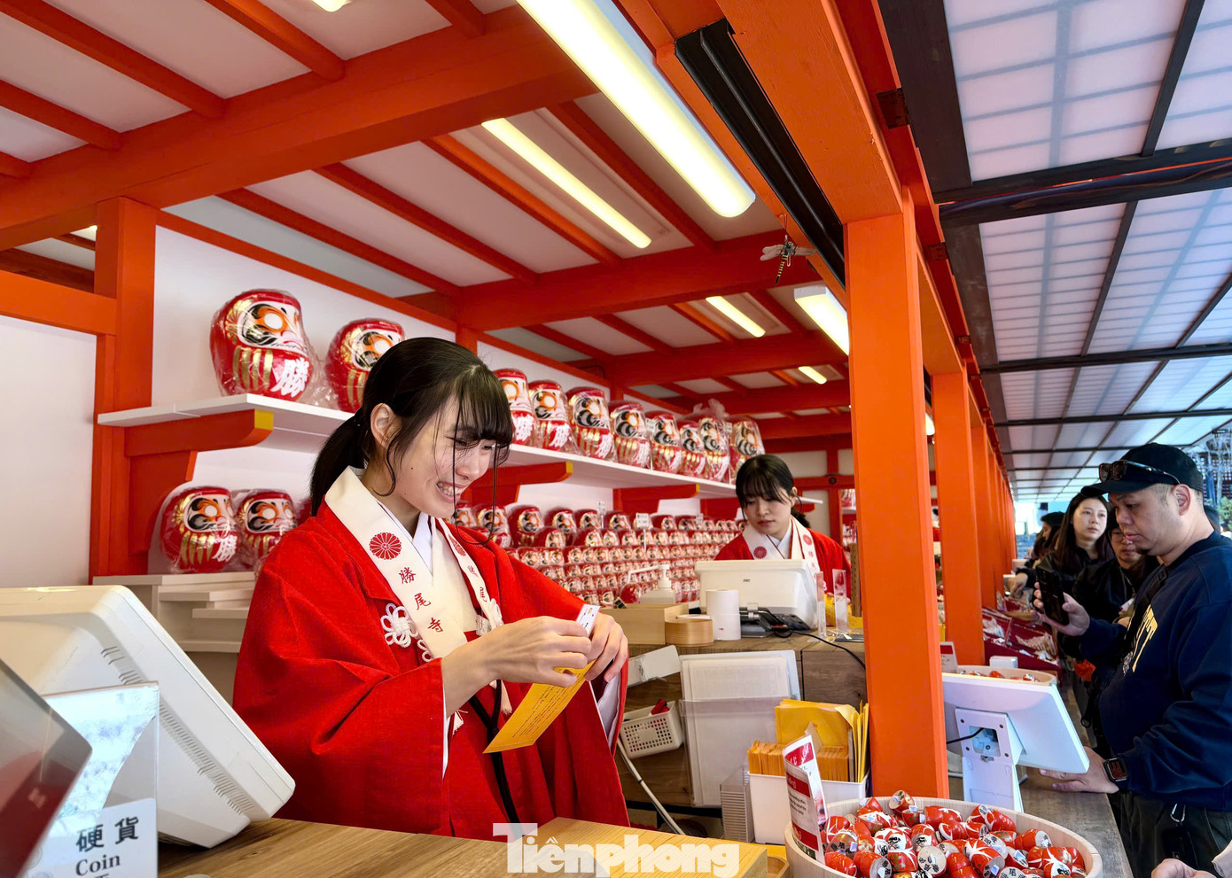 Quầy bán đồ lưu niệm búp bê trong chùa luôn chật kín du khách xếp hàng mua. Theo quan niệm của người Nhật, khi mua búp bê Daruma sẽ ước một điều và vẽ một con mắt. Khi điều ước thành hiện thực, họ sẽ vẽ lên con mắt còn lại. Quầy bán đồ lưu niệm búp bê trong chùa luôn chật kín du khách xếp hàng mua. Theo quan niệm của người Nhật, khi mua búp bê Daruma sẽ ước một điều và vẽ một con mắt. Khi điều ước thành hiện thực, họ sẽ vẽ lên con mắt còn lại.