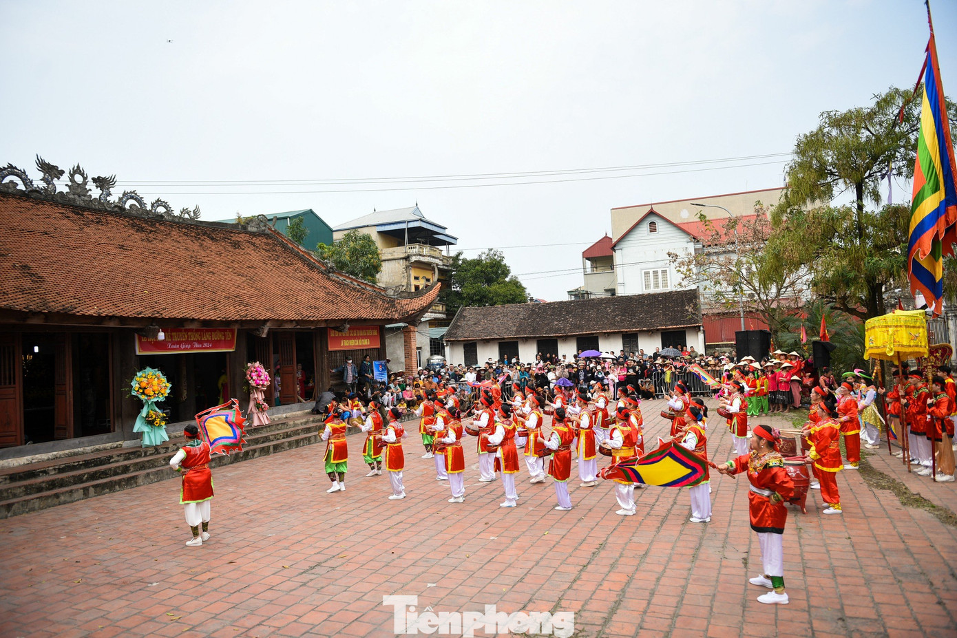 Lễ hội kén rể thôn Đường Yên (Xuân Nội, Đông Anh) có từ ngàn xưa, được tổ chức vào ngày 2 tháng Hai Âm lịch và được phục dựng lại từ năm 2001 sau 60 năm thất truyền, với nhiều nghi lễ và trò chơi dân gian, thể hiện tinh thần hiếu học, tinh thần thượng võ của dân tộc.