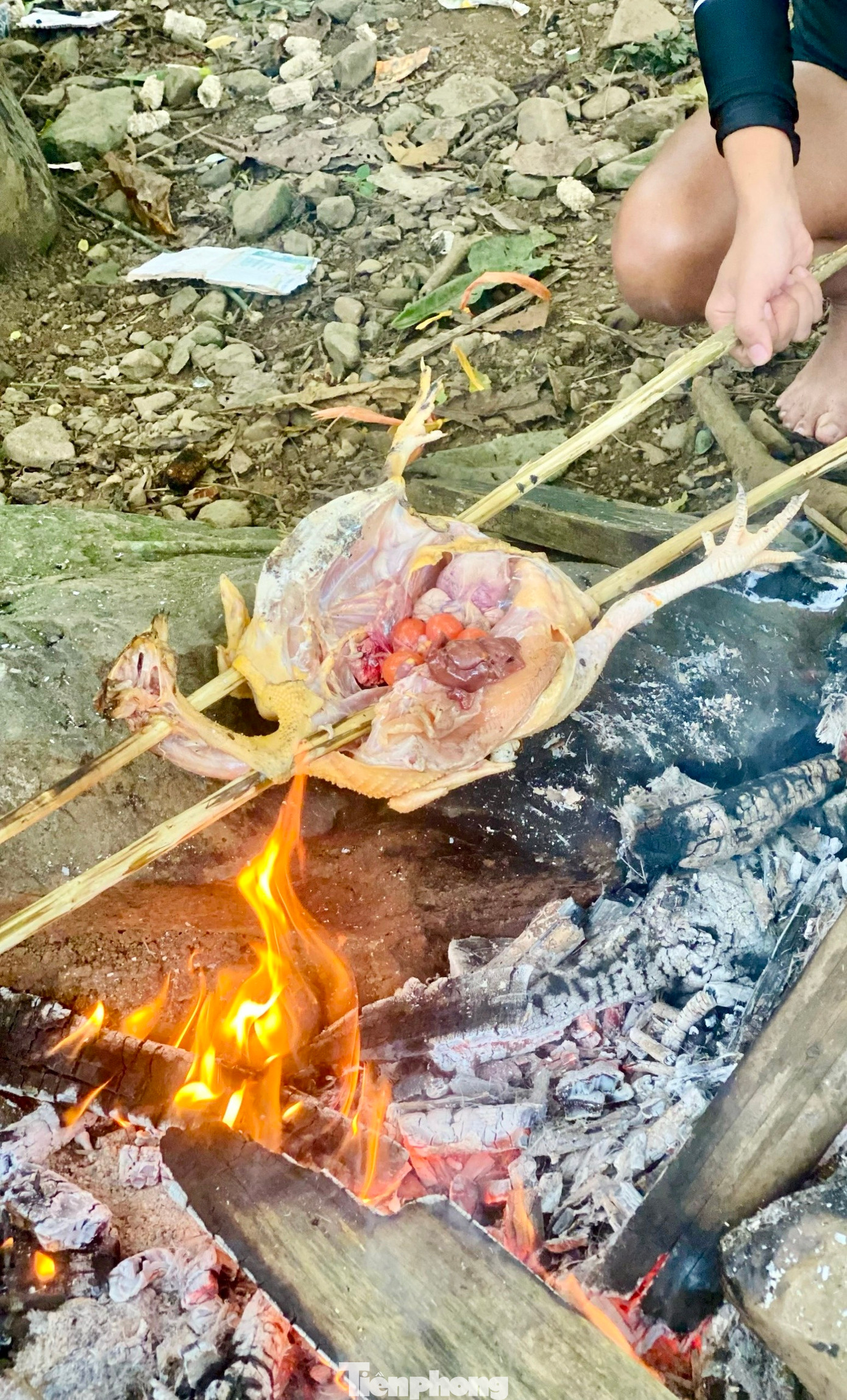 Ngoài tắm mát với con suối, các nhóm bạn trẻ còn có thể mang theo nguyên liệu để nướng thịt và tranh thủ ngắm cảnh, chụp hình check-in.