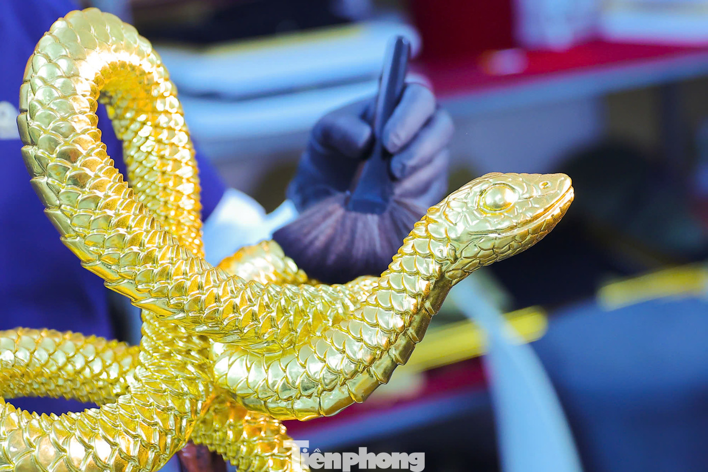 Theo ông Lâm, việc tạo hình linh vật ngoài chi tiết trên thân đảm bảo thẩm mỹ thì cần chú trọng tới biểu cảm, thần thái. Với rắn của năm Ất Tỵ, đôi mắt và miệng phải tạo được cảm giác lành, đầu hướng lên trên và không có răng nanh.