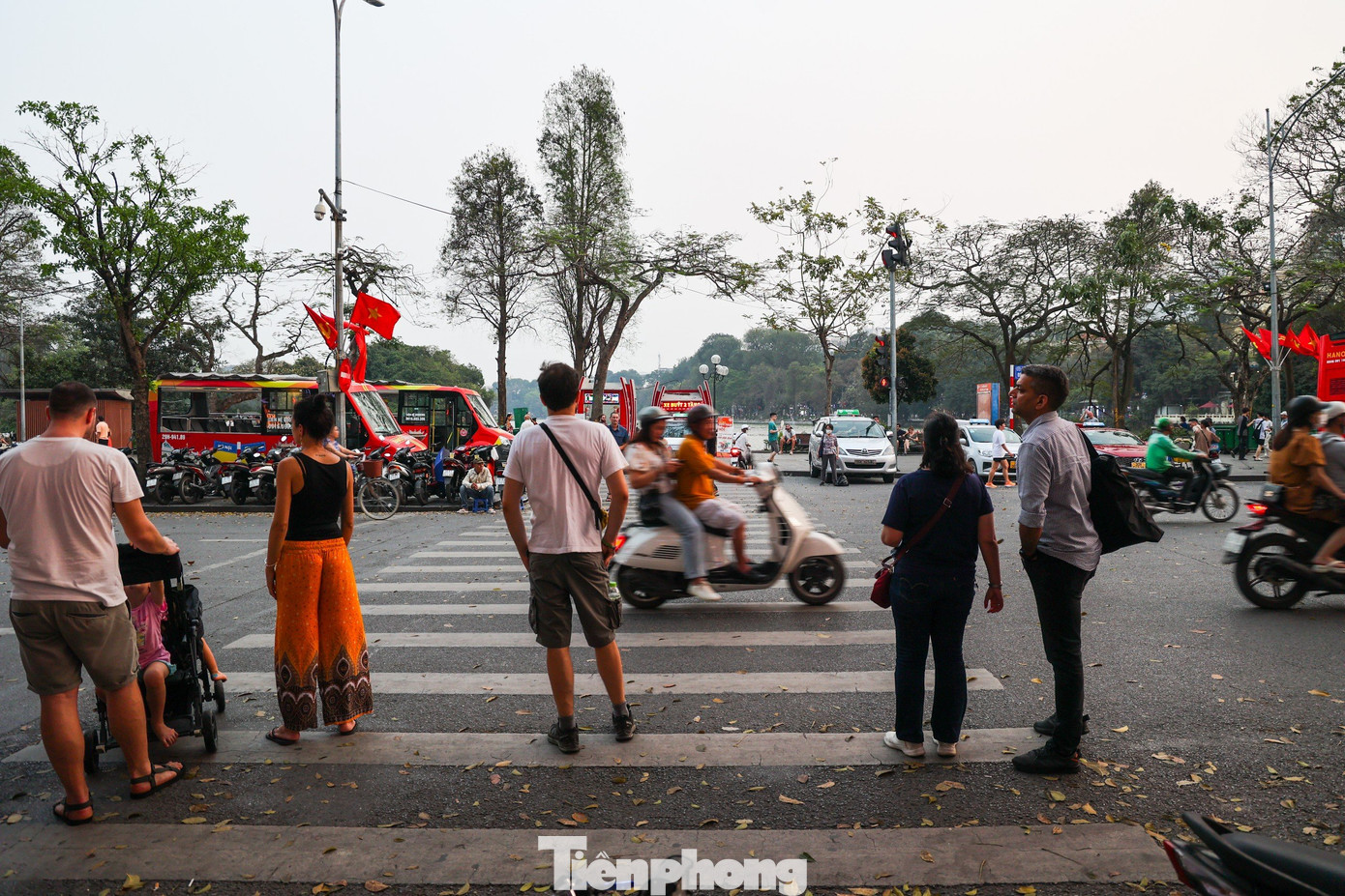 Du khách nước ngoài bối rối, không biết sang đường như thế nào khi trên phố Đinh Tiên Hoàng, quận Hoàn Kiếm, đèn ưu tiên cho người đi bộ bị các phương tiện &quot;phớt lờ&quot;.