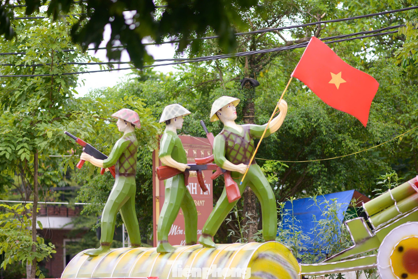 Mô hình đèn trung thu khổng lồ kỷ niệm 70 năm chiến thắng Điện Biên Phủ là điểm nhấn ấn tượng trong mùa lễ hội năm nay.