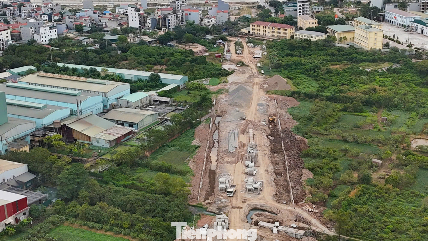 Ông Cấn Anh Tú - Trưởng phòng dự án Ban quản lý dự án Đầu tư xây dựng huyện Hoài Đức cho biết: "Hiện dự án còn vướng mắc trong công tác giải phóng mặt bằng với khoảng 100 hộ dân tại xã Sơn Đồng. Nguyên nhân khiến công tác giải phóng mặt bằng chậm là do luật đất đai mới khiến chính sách thay đổi nên phải chờ, cùng với đó là khu tái định cư đang được xây dựng chưa hoàn thành".