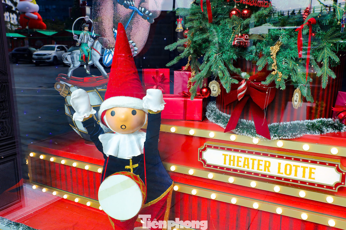 Người tuyết khổng lồ và các nhân vật hoạt hình xuất hiện trước cửa trung tâm thương mại trên phố Đào Tấn.