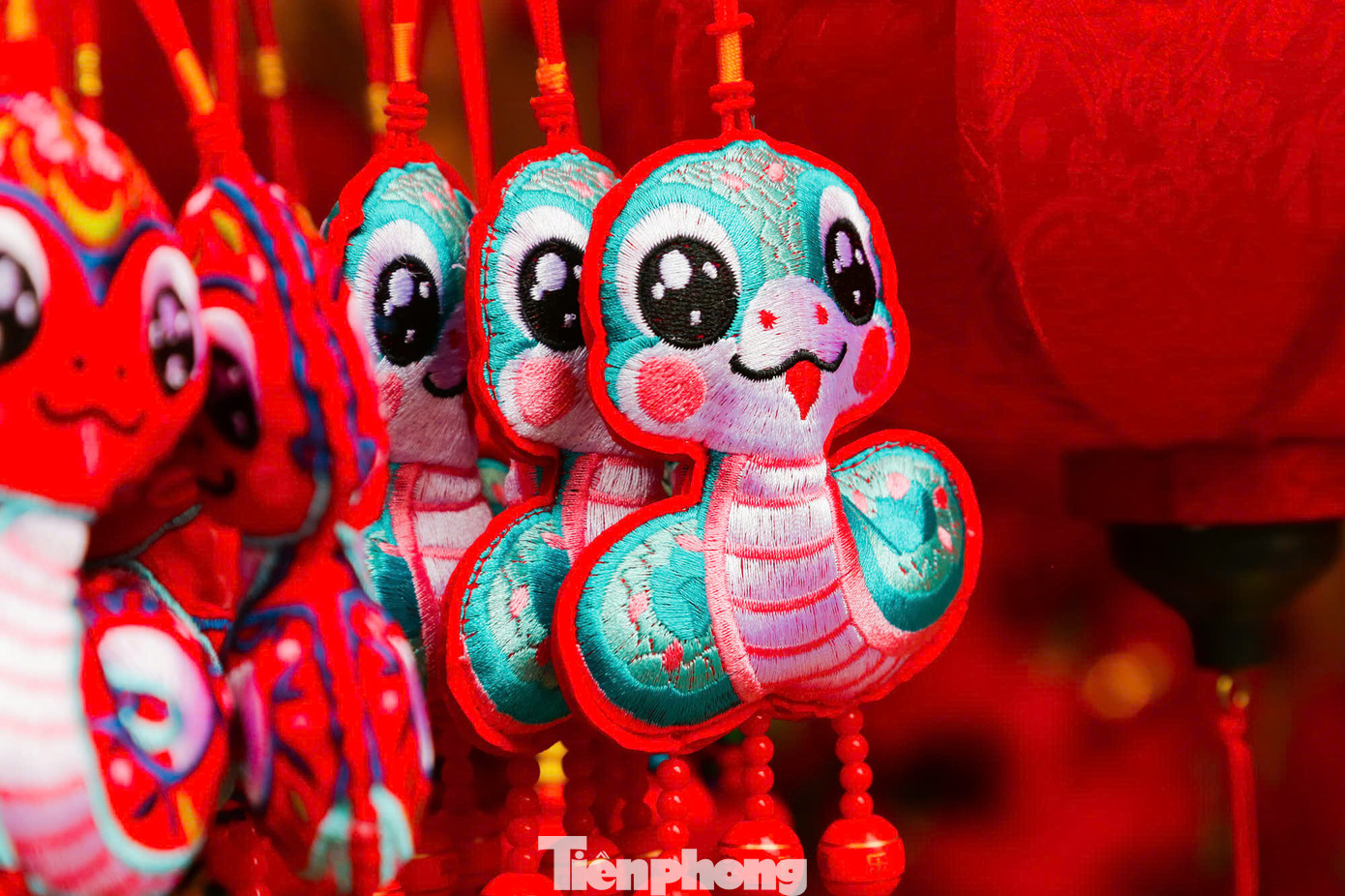 Theo khảo sát của PV Tiền Phong, giá của đồ trang trí Tết năm nay có phần tăng nhẹ so với năm trước, xuất hiện nhiều mẫu mới liên quan đến linh vật rắn như đèn lồng, tranh dán tường... Theo khảo sát của PV Tiền Phong, giá của đồ trang trí Tết năm nay có phần tăng nhẹ so với năm trước, xuất hiện nhiều mẫu mới liên quan đến linh vật rắn như đèn lồng, tranh dán tường...