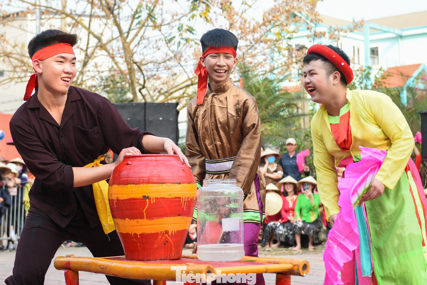 Lễ hội có những phần thi trong đó lễ kén rể tái hiện những công việc thường ngày của cư dân lúa nước. Các “chàng rể” phải trải qua những màn thi khó khăn như thi cày, cấy, kiếm cá… từ các phần thi ban giám khảo chấm điểm để tìm ra người chiến thắng, dân làng tổ chức múa hát mừng cho đôi trai tài gái sắc nên duyên.