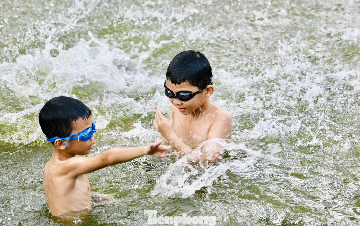 Cũng chính nhờ "ao làng hóa bể bơi khổng lồ" này mà nhiều trẻ em đã biết bơi, nâng cao kỹ năng phòng chống đuối nước, đồng thời mang lại cảnh quan xanh, sạch, đẹp cho làng quê.