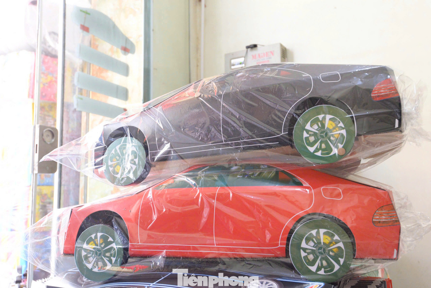 Các sản phẩm vàng mã của xã Song Hồ có tiếng khắp cả nước là bởi hàng năm luôn có mẫu mới và áp dụng công nghệ cho ra sản phẩm có độ hoàn thiện cao. Các sản phẩm vàng mã của xã Song Hồ có tiếng khắp cả nước là bởi hàng năm luôn có mẫu mới và áp dụng công nghệ cho ra sản phẩm có độ hoàn thiện cao.