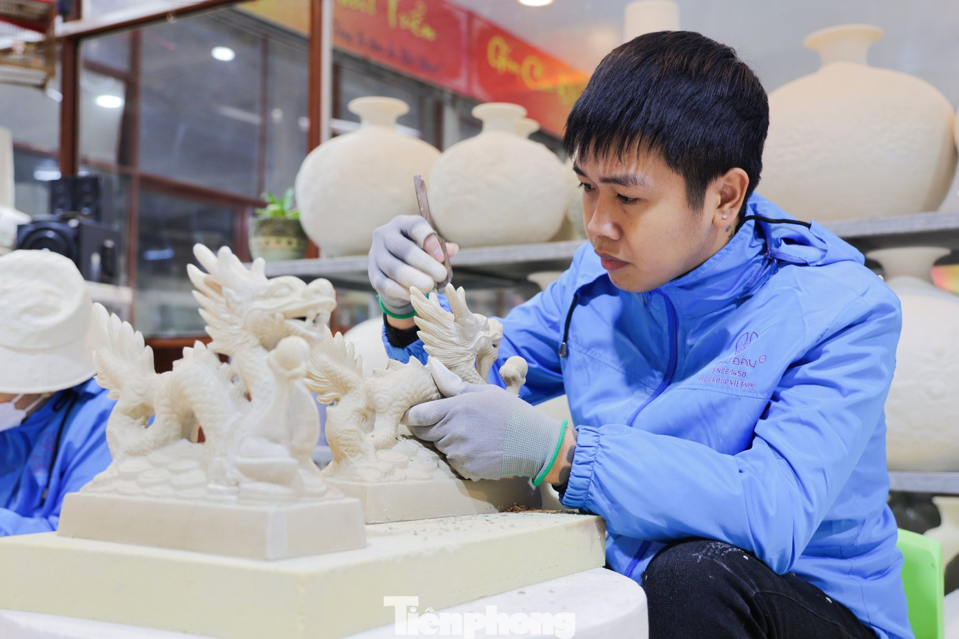 Các sản phẩm gốm Chu Đậu được làm thủ công hoàn toàn với đôi bàn tay tài hoa của những nghệ nhân, những người thợ, từ khâu nặn, đúc đến vẽ trang trí hoa văn...