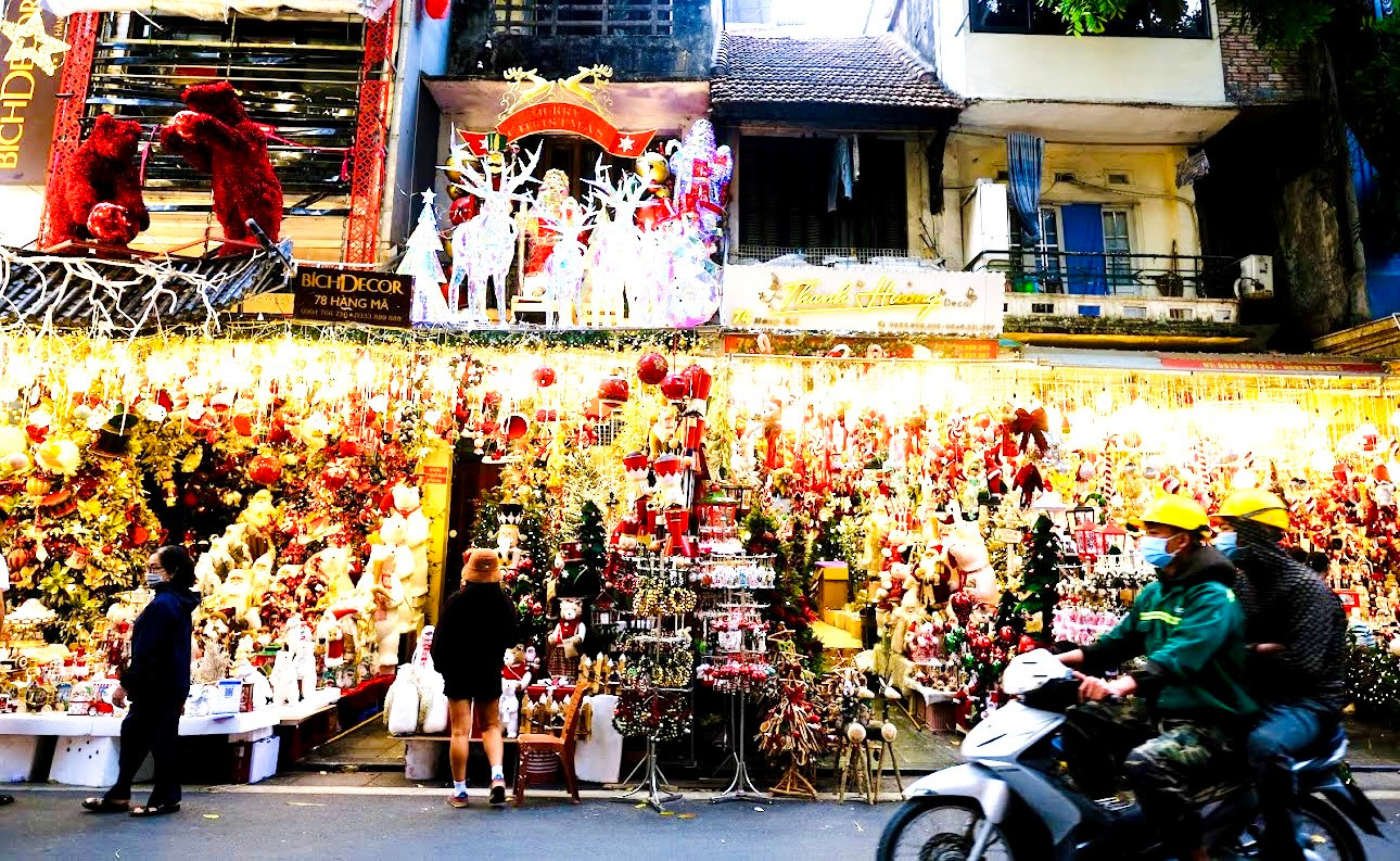 Phố Hàng Mã những ngày này cũng đã "mặc áo mới" rực rỡ sắc màu, đón tiểu thương cùng người dân và du khách tới dạo chơi, mua sắm cho lễ Giáng sinh.