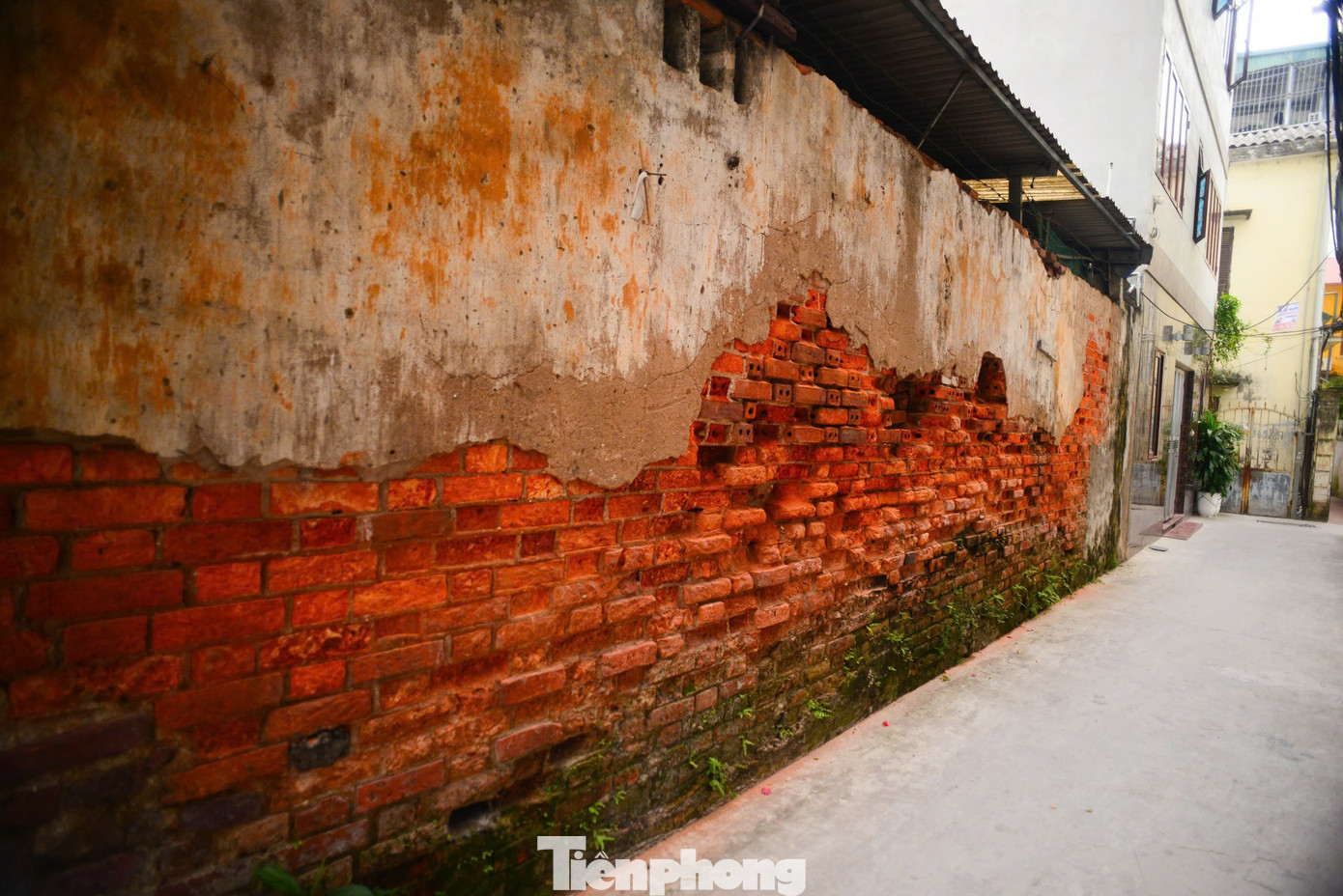 Làng Đông Ngạc còn hiện hữu nhiều ngôi nhà có tuổi đời lên tới hàng trăm năm. Những cánh cổng gỗ, những nếp nhà rêu phong, những con đường gạch trong một không gian yên bình.